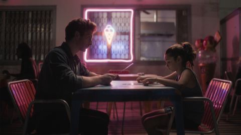 Filmstill aus «Don’t Let the Sun»: Nika sitzt mit einem Mann am Tisch in einer Eisdiele