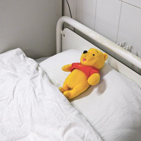 Symbolbild: ein Teddybär liegt auf dem Kissen eines Spitalbetts