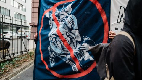 Transparent an der Demonstration vor dem Basler Strafgericht