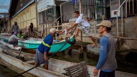 philippinische Fischer auf Booten kaufen Benzin ein