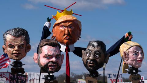 Politiker:innen-Köpfe aus Pappmaschee an der «No Kings»-Demonstration in Washington