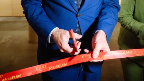 Wolfram Weimers Hände durchschneiden ein Band bei der Eröffnung des Kant-Museum in Lüneburg