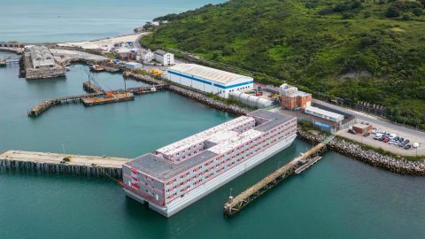 Britisches Gefängnisschiff welches an der Ärmelkanalküste vor Anker liegt