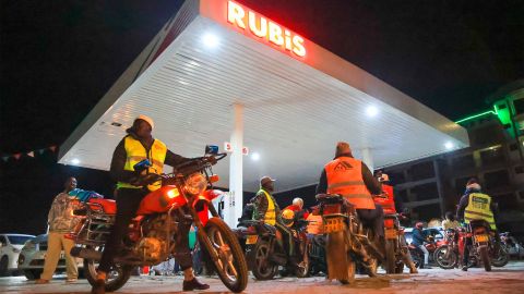 lange Schlange von Motorrädern vor eine Tankstelle in Naivasha, Kenia