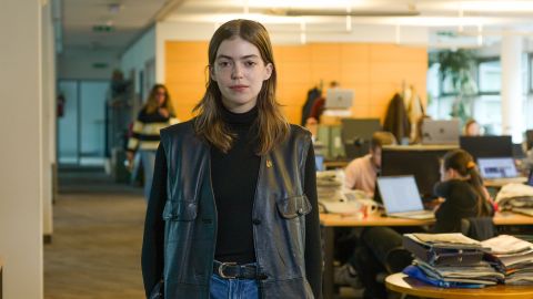 Noémi Martini in einem Redaktions-Raum der «hvg»