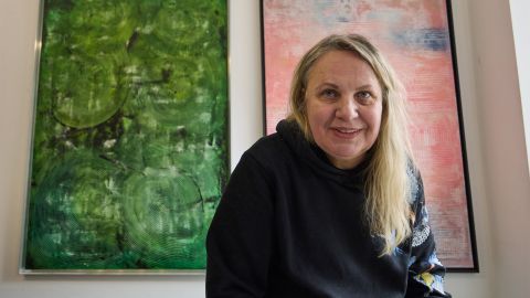 Antonina Denisiuc mit zwei ihrer Gemälde