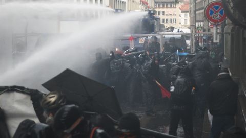 Polizei geht mit Wasserwerfer gegen Demonstrant:innen an der Pro-Palästina-Kundgebung in Bern vor