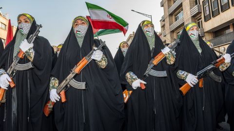 weibliche Mitglieder der Basidsch-Miliz posieren mit Sturmgewehren