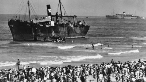 Menschen verlassen auf kleinen Bootten das Schiff «S. S. Parita» vor der Küste Tel Aviv's