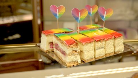 Stilleben: Kuchenstücke dekoriert in Regenbogen-Farben