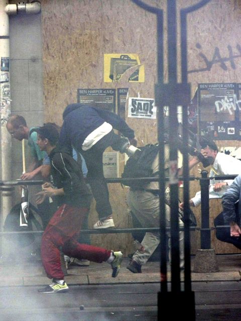 flüchtende Demonstrant:innen am Anti-G8-Protest 2003