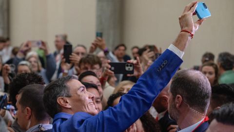 Pedro Sánchez macht ein Selfie mit Anhänger:innen