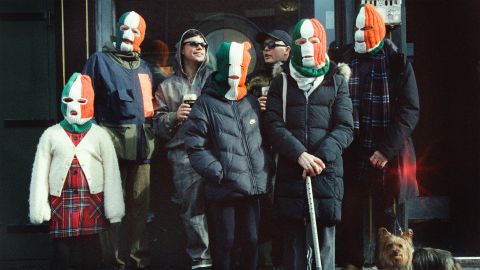 Gruppenbild von Musiker:innen welche Kopfmasken tragen