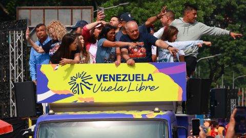 Übergangspräsidentin Delcy Rodríguez auf einem Lastwagen an einer Kundgebung am 30. April in Caracas