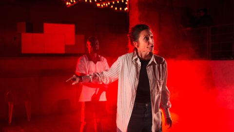 Bühnenfoto des Theaterstücks «Campobello»: die Schauspieler:innen Daniela Macaluso und Abou Bakar Sidibé auf der Bühne