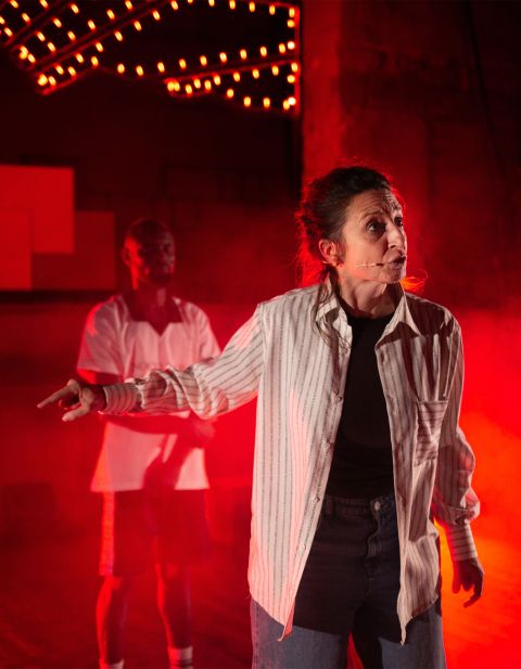 Bühnenfoto des Theaterstücks «Campobello»: die Schauspieler:innen Daniela Macaluso und Abou Bakar Sidibé auf der Bühne