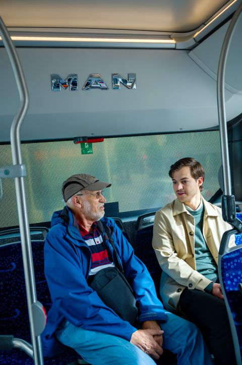 Christoph Baumann und Ruben Brunner sitzen in einem Bus