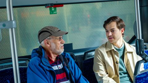 Christoph Baumann und Ruben Brunner sitzen in einem Bus