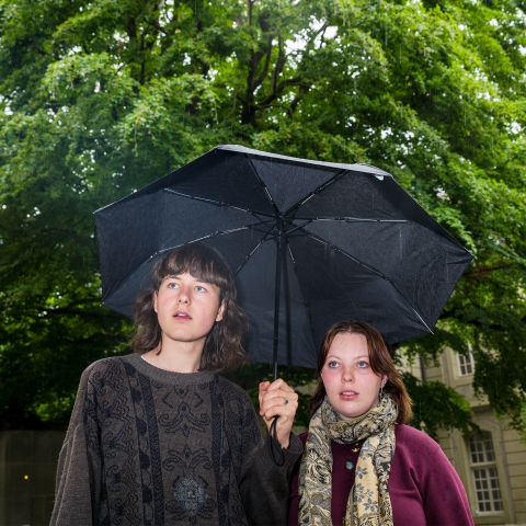 Moritz Wülser und Jael Seiler stehen unter einem Regenschirm beisammen