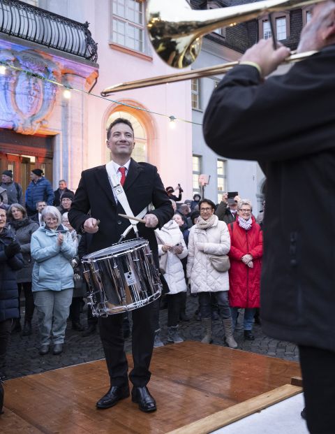 Andrea Caroni trommelt an seiner Ständeratspräsident-Feier vor Publikum