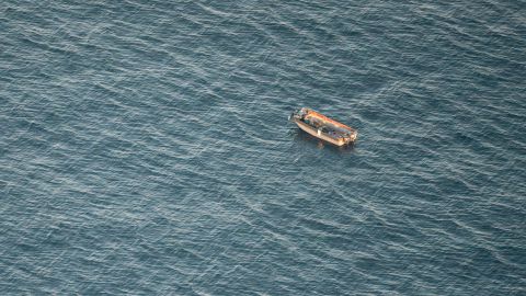 ein verlassenes Boot mit Müllsäcken im Mittelmeer