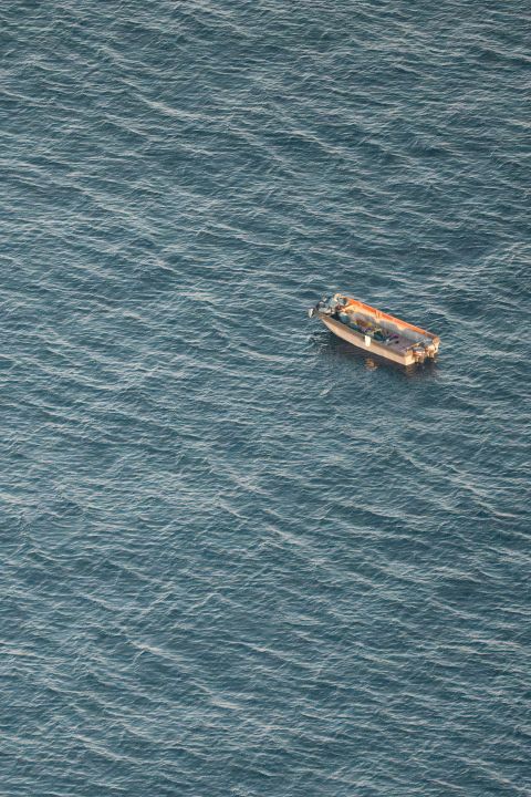 ein verlassenes Boot mit Müllsäcken im Mittelmeer