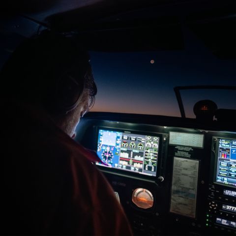eine Person sitzt im Cockpit des Fliegers von Sea-Watch