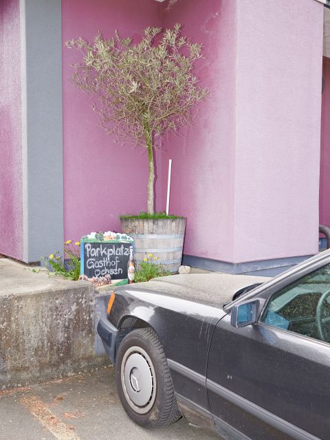 ein Fahrzeug auf dem Kunden-Parkplatz des Gasthaus Ochsen