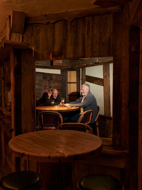 Chrigu und Markus vergnügt an einem Tisch im Restaurant «Pöstli»