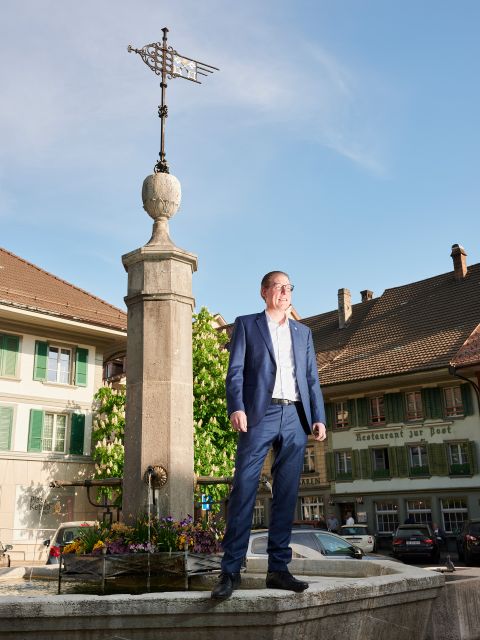 Adrian Wüthrich steht auf dem Dorfbrunnen von Huttwil