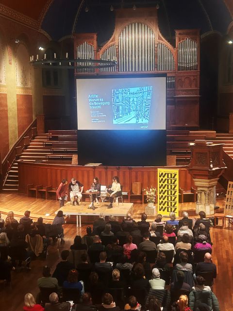 Publikum an der Vernissage zum WOZ-Magazin «wobei» in der Offenen Kirche St. Jakob