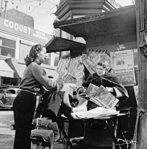 eine Zeitungsverkäuferin an ihrem Stand, Paris, Anfang März 1953