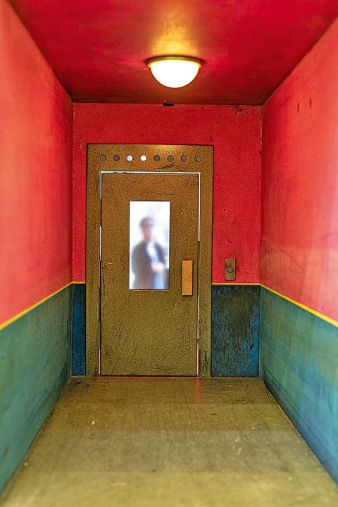 Jan Köchermann, Hotel Piräus (Greece), 2024, MDF, Acrylglas, Acrylfarbe, Plastik, Licht, Video mit Ton, 19 × 27 × 46,5 cm