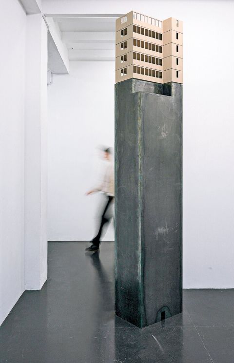 Jan Köchermann, Fortress, 2025, Stahl, Holz, Galerie Mathias Güntner, Hamburg, 300 × 55 × 38 cm