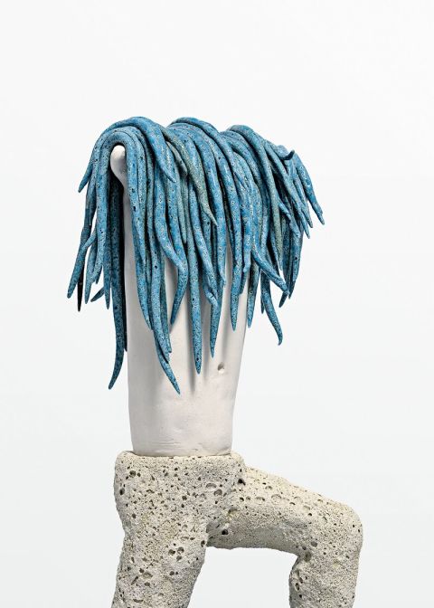 Marion Verboom, Medulla 6, 2024, Keramik und Stahl, 46 × 26 × 52 cm