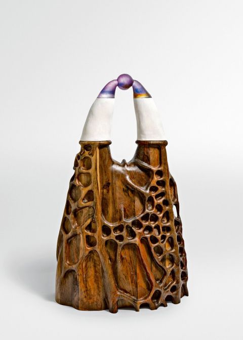 Marion Verboom, Clito, 2022, Holz, Gips und Kristall, 130 × 86 × 50 cm