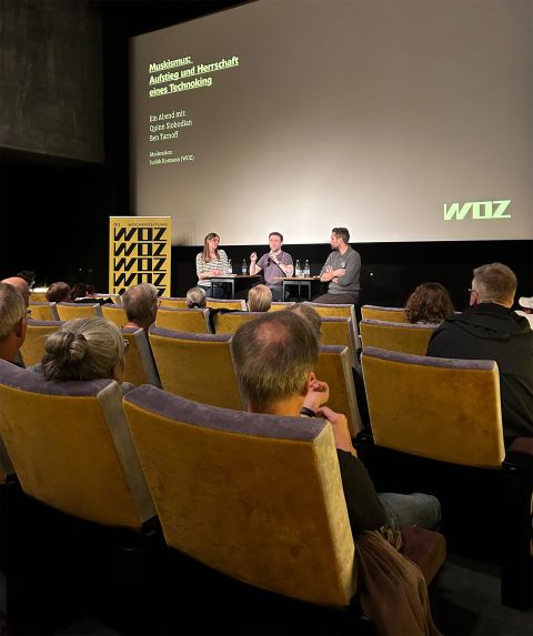 Quinn Slobodian und Ben Tarnoff mit Moderatorin Judith Kormann auf der Bühne des Kino Riffraff 