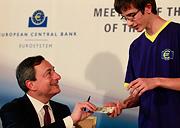  EZB-Chef Mario Draghi bei der Vorstellung der neuen Fünfeuronote