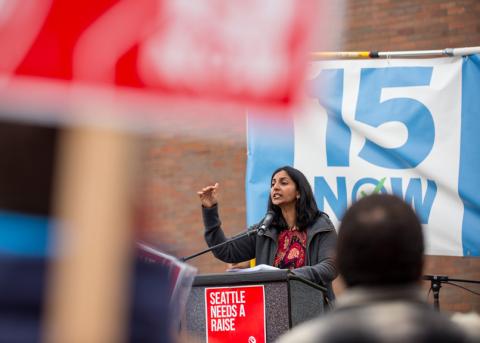 Stadträtin Kshama Sawant von Seattle bei einer Demonstration