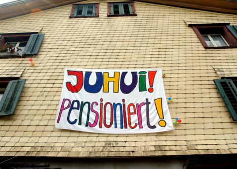 Banner an einem Haus mit Spruch: Juhui! Pensioniert!