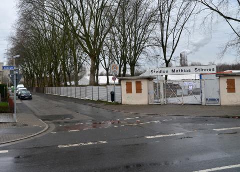 Strasse vor dem Eingang zum Flüchtlingslager in Essen Karnap.