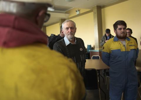 Labour-Chef Jeremy Corbyn trifft Stahlarbeiter im walisischen Port Talbot.