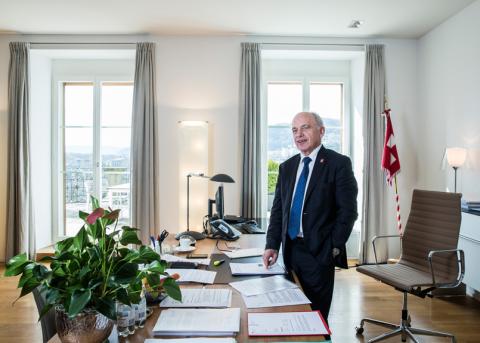 Ueli Maurer in seinem Büro im Bernerhof