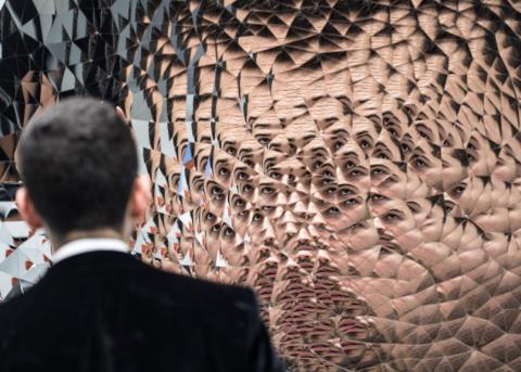 Ein Besucher der Art Basel in Hongkong vor Anish Kapoors Skulptur «Random Triangle Mirror».