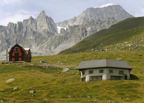 als Scheune getarnter Schützenbunker der Schweizer Armee in der Nähe von Realp