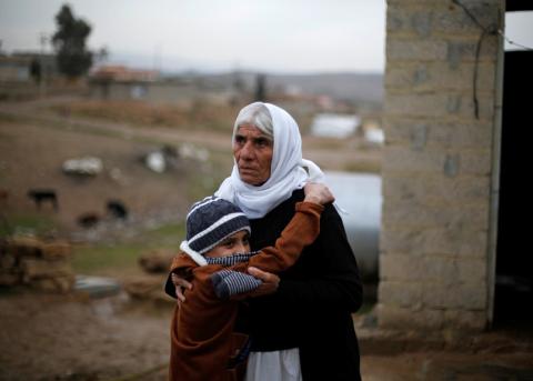 Ein jesidischer Junge mit seiner Grossmutter in Dohuk, Irak