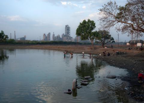 Szene am Fluss vor dem Lafarge-Holcim-Werks Ambuja in der Nähe der Stadt Bhatapara