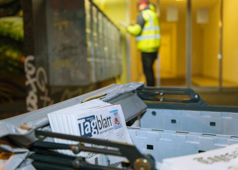 «Tagblatt der Stadt Zürich»-Zeitungsverträger bei der Arbeit