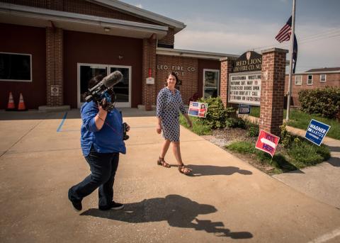 Jess King vor einem Wahllokal in Pennsylvania