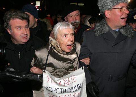 Ljudmila Alexejewa an einer Demo in Moskau (2009)